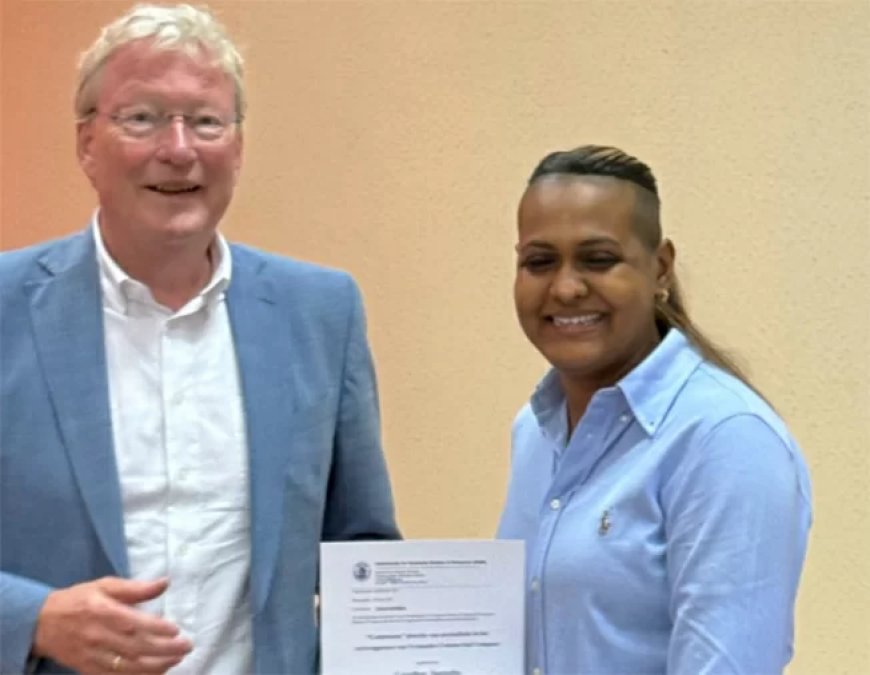 Eerste Surinamer behaalt prestigieuze Registercontroller-titel aan AdeKUS