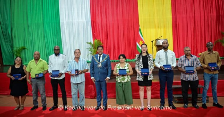 President decoreert 169 bloeddonoren voor levensreddende bijdrage