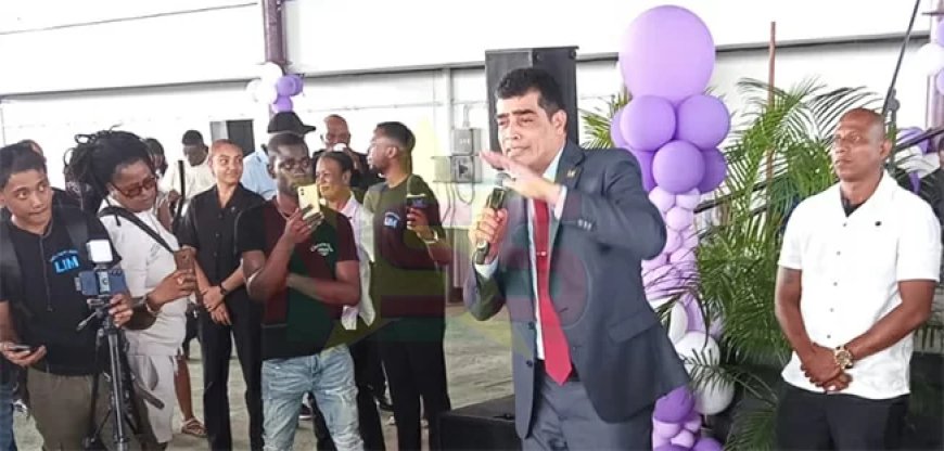 Adhin: Simons en Rusland krijgen volledige parlementaire steun