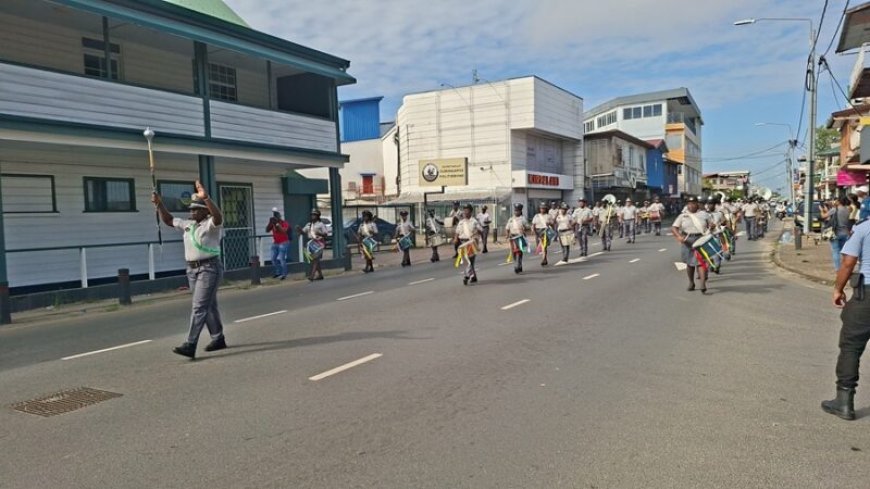 Vooroefening parade/defilé inauguratie president; verkeer wordt omgeleid