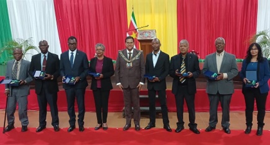 Leden Malaria Elimination Taskforce gedecoreerd door president