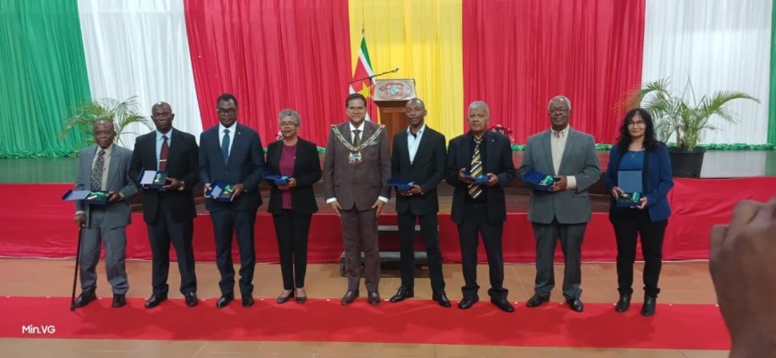 Decoratie Malaria Taskforce-leden in aanwezigheid van President Santokhi