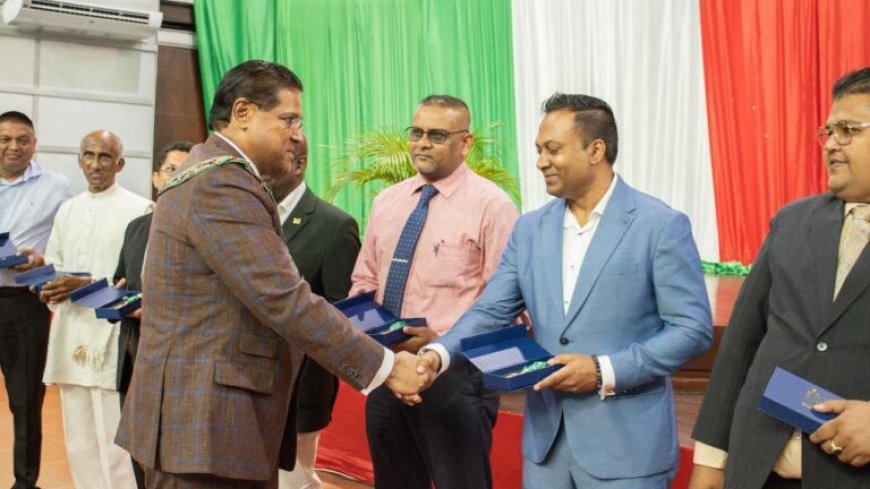 President Santokhi decoreert burgers voor uitzonderlijke inzet voor Suriname