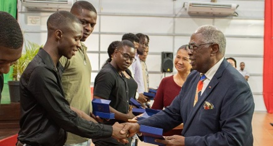 Ruim 100 burgers gedecoreerd voor bijzondere verdiensten