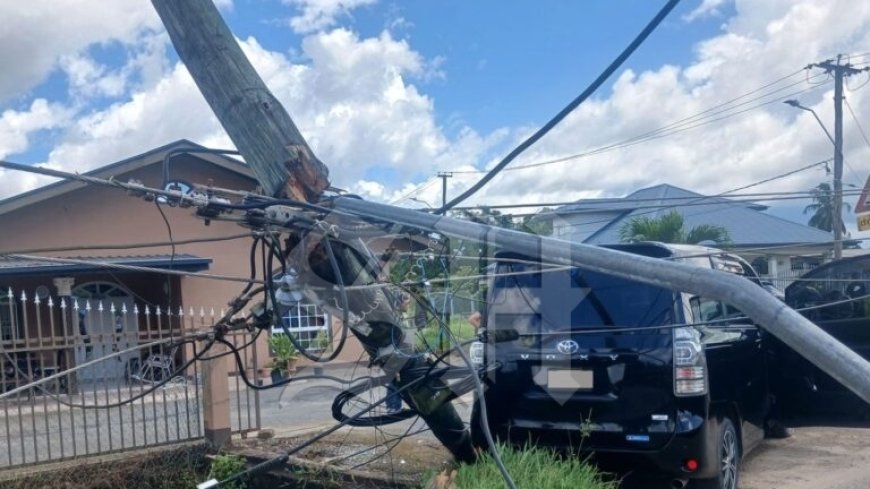 Bestuurder rijdt lantaarnpaal aan na onwelwording