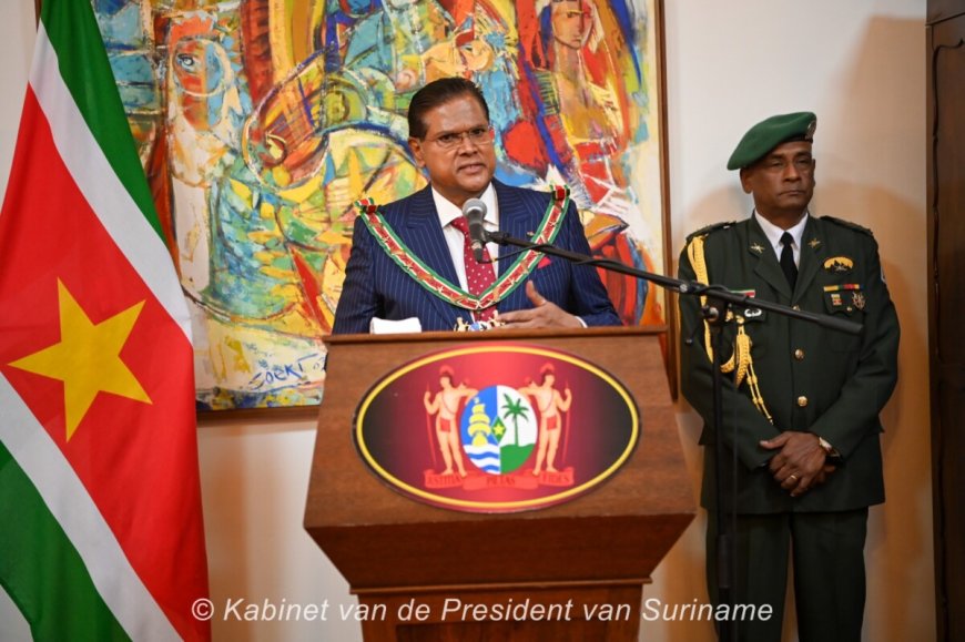 President Santokhi decoreert vertrekkend kabinet