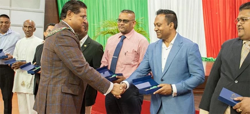 Ruim 100 decoraties met oog op 50 jaar Srefidensi