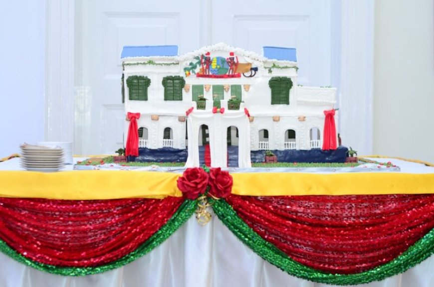 Roberta Pinas bakt ‘presidentieel paleis’-taart met 50 jaar Srefidensi