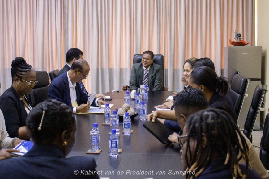 President Santokhi en DNA-voorzitter Adhin overleggen over vlotte machtsoverdracht