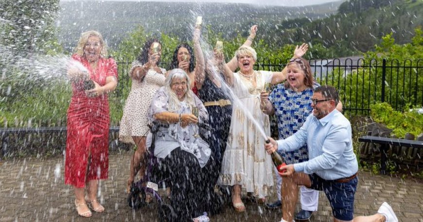 Vrouw richt loterijsyndicaat op via Facebook – nu £3,6 miljoen gewonnen