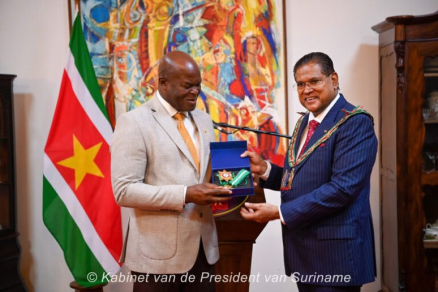 President Santokhi eert vertrekkend regeerteam met ereonderscheidingen