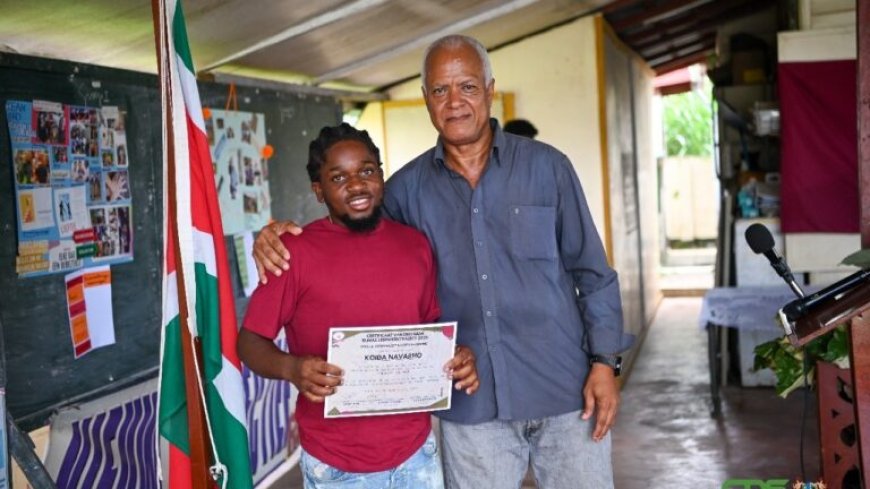 Rumas reikt certificaten uit aan jongeren: “Jullie zijn van waarde”