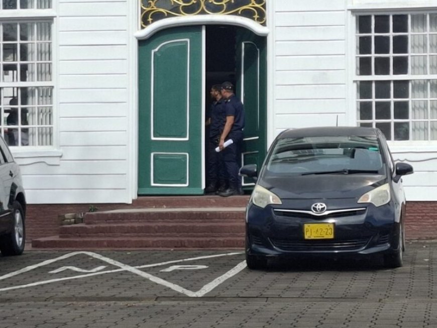 Politie start onderzoek naar meegenomen spullen kabinet First Lady