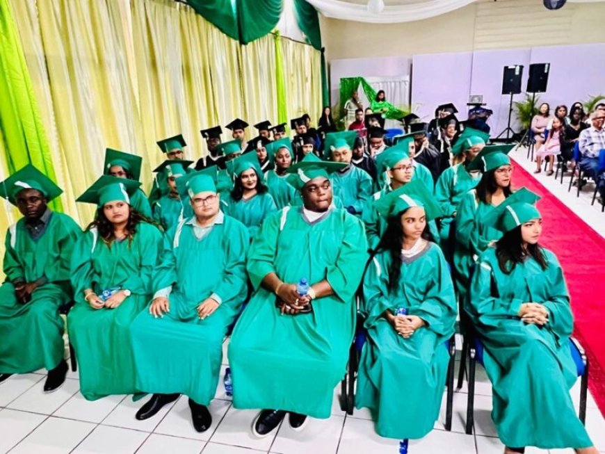 PTC reikt diploma’s uit aan 74 afgestudeerden: ‘Suriname heeft u nodig’