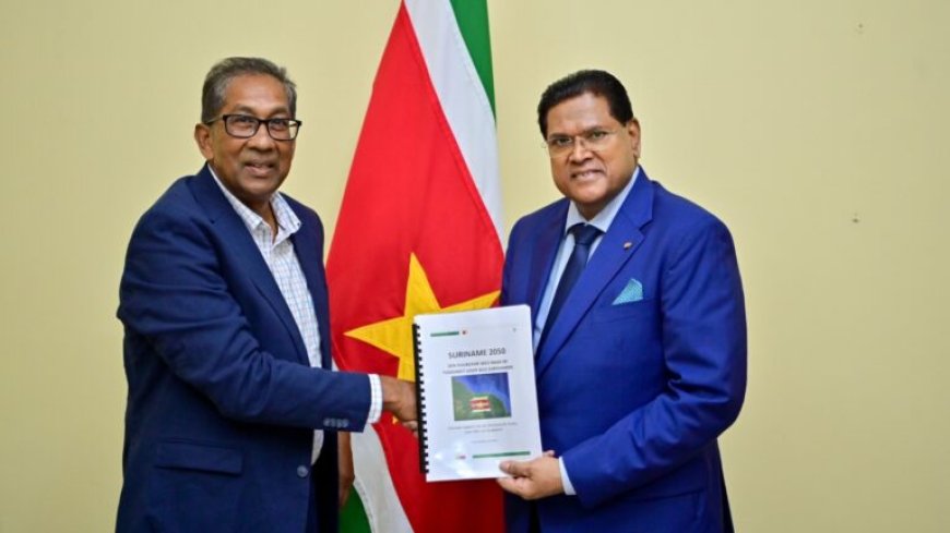 President Santokhi ontvangt conceptrapport “Suriname 2050” over olie- en gasbeleid