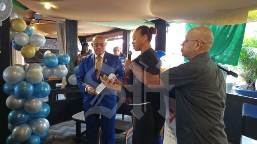 Minister Mac Andrew zwaait af bij AW en J: “Ik kijk met trots terug op ons werk”