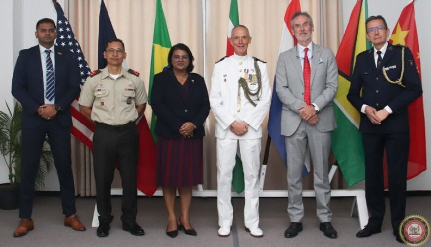 Vertrekkende Nederlandse defensieattaché Georgie Klein onderscheiden