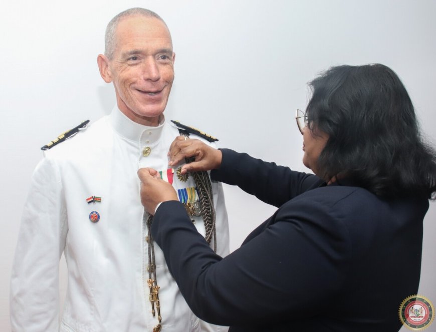 Nederlandse Defensieattaché geëerd met medaille voor speciale verdiensten