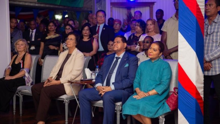 President, first lady en president‑elect wonen Bastille‑dag bij in Paramaribo