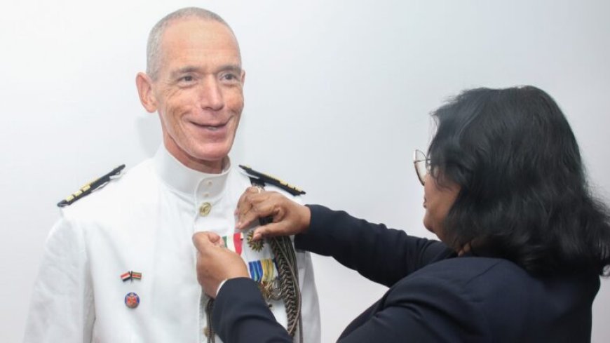 Nederlandse Defensieattaché ontvangt medaille voor speciale verdiensten