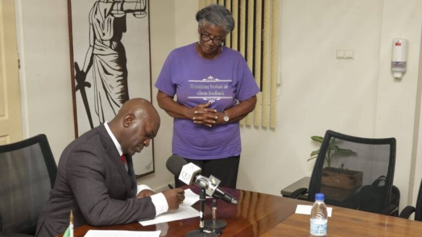 Minister Amoksi schenkt IDB-restmiddelen aan drie sociale stichtingen