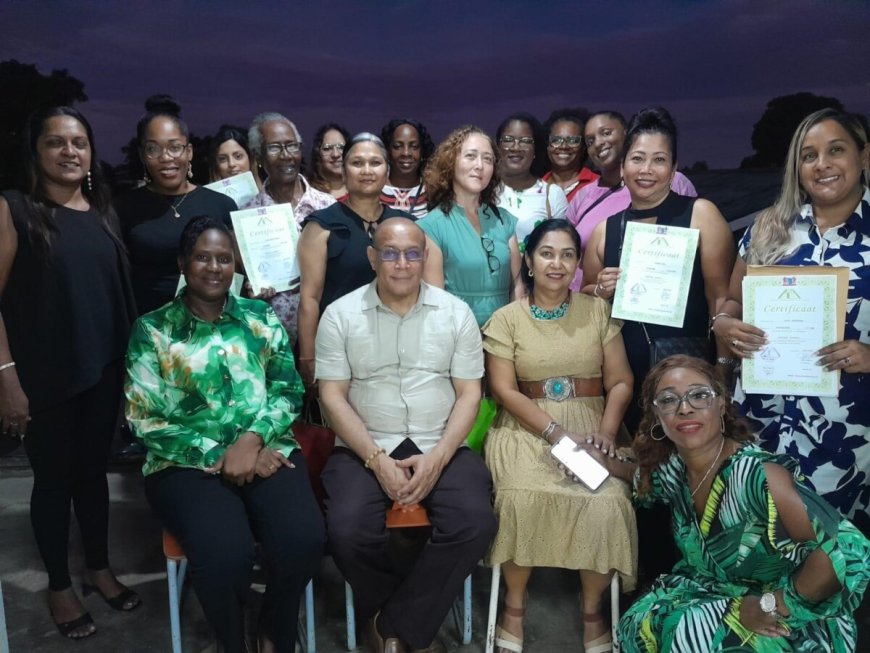 Wroko Foe Mek Moni certificeert 69 deelnemers, inclusief 12 met gehoorbeperking