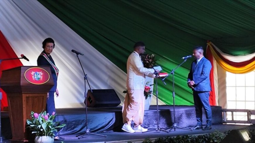 President Simons beëdigt ministers