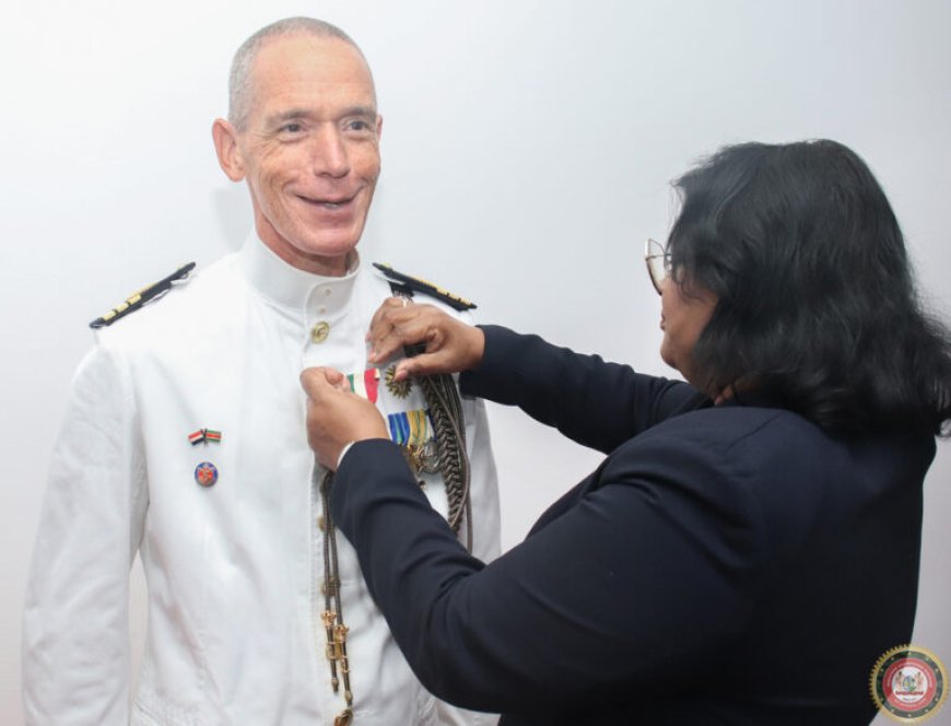 Medaille voor speciale verdiensten voor Nederlandse Defensieattaché