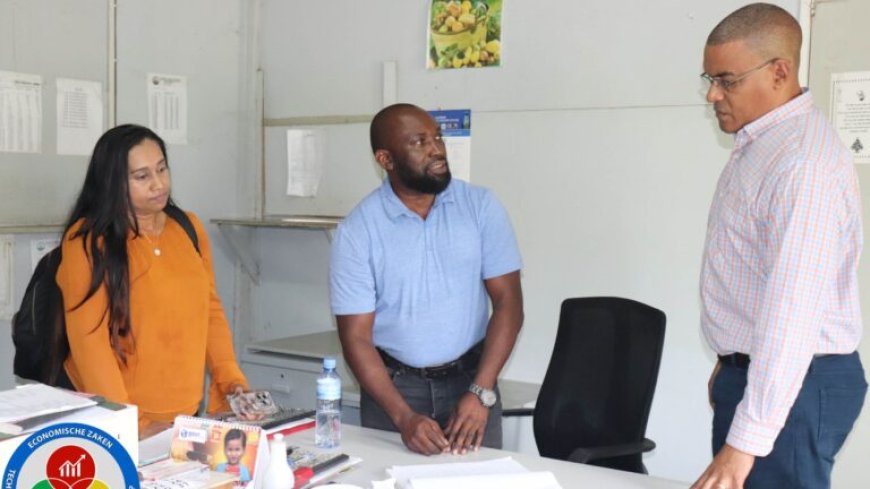 Minister Baasaron luistert naar personeel tijdens rondgang langs EZ-afdelingen