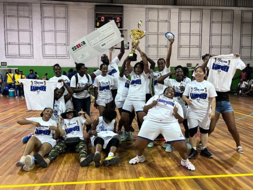 De Arend stoot Yellow Birds van kampioenstroon