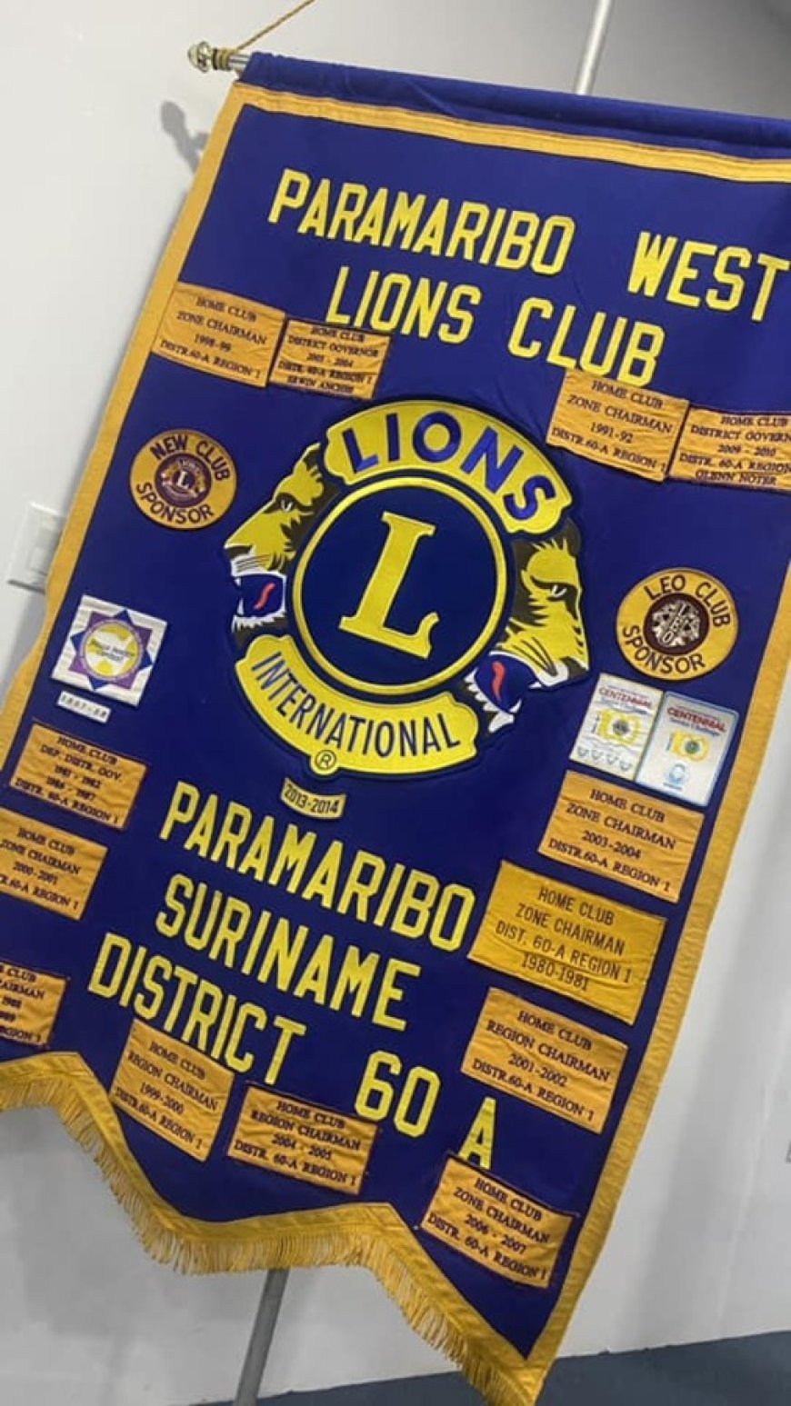 Lionsclub Paramaribo West schenkt boeken aan Mulo Geyersvlijt