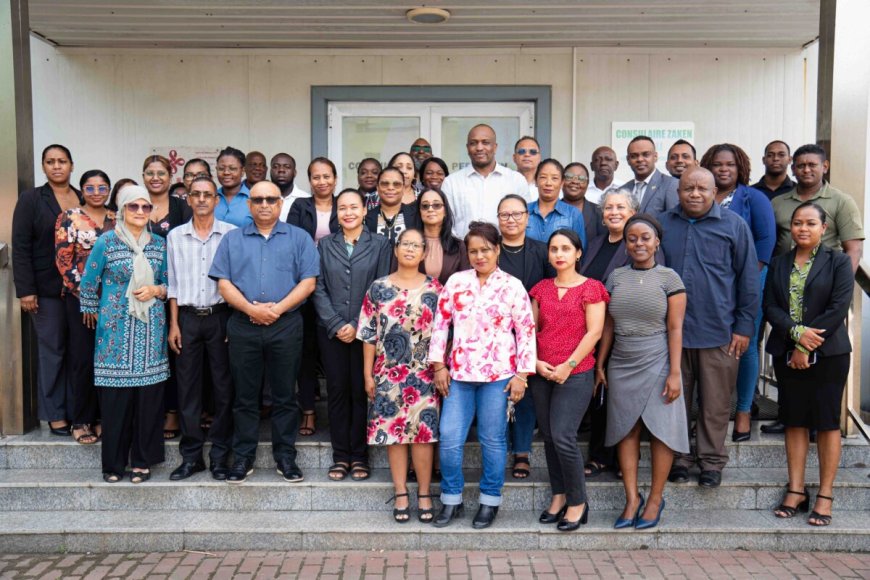 Minister Bouva bezoekt Consulaire en Administratieve Zaken