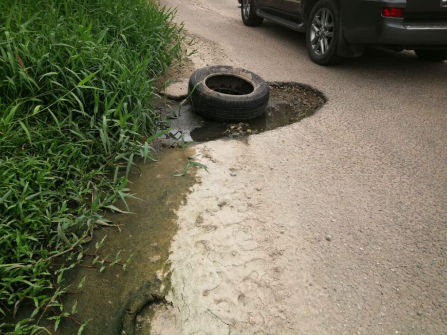 Kuil gevuld met autoband 