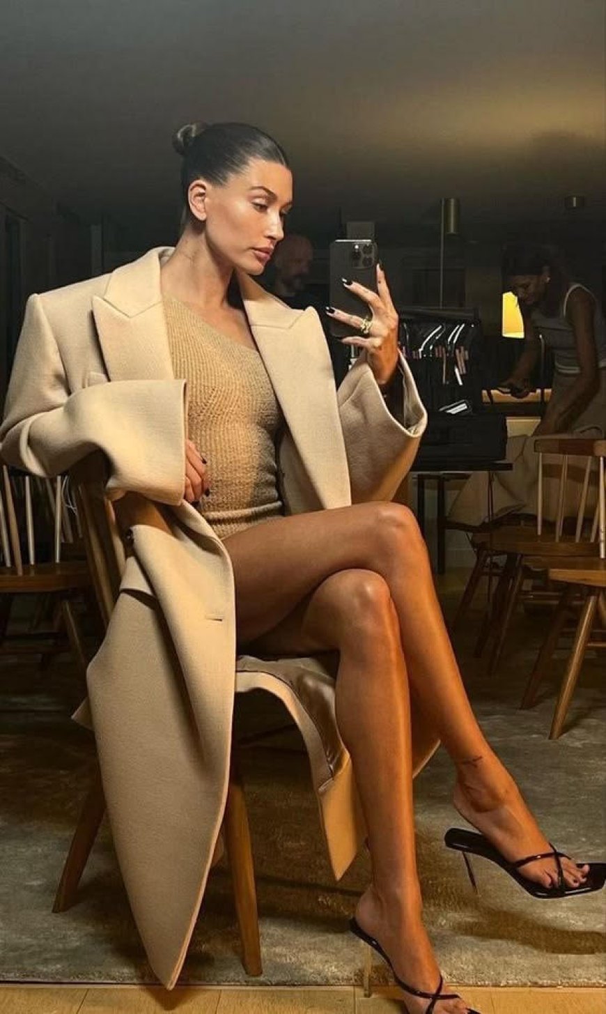 Hailey Bieber stapt naar buiten met stress gerelateerde huidproblemen 