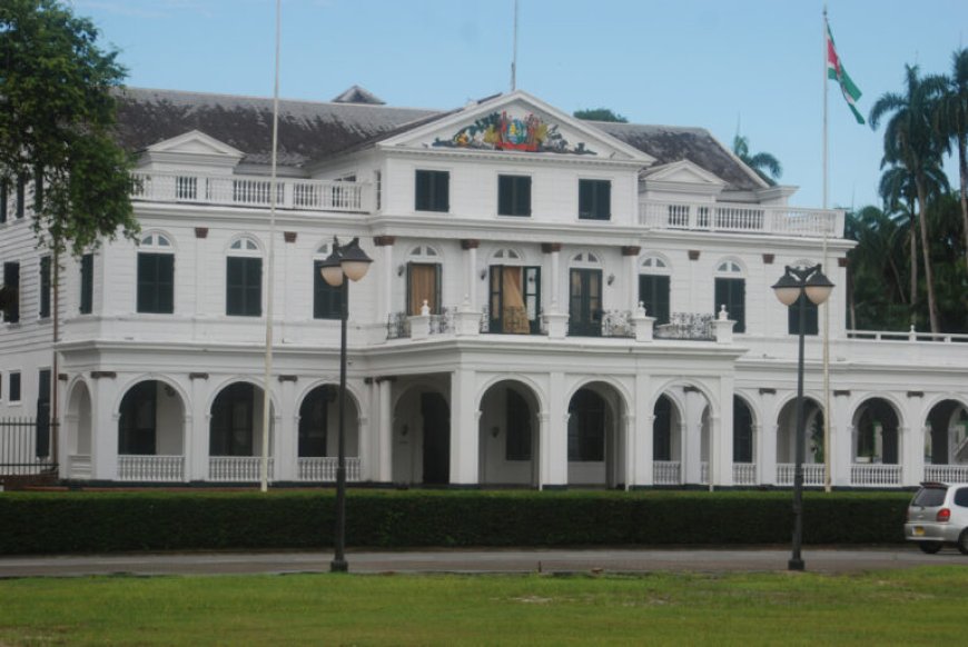 Open deuren en natte gordijnen