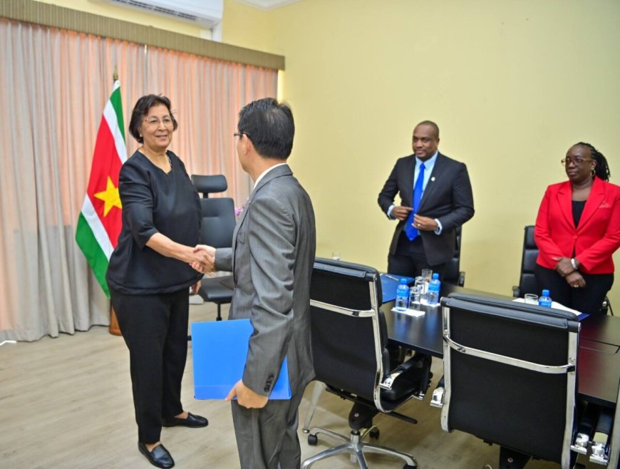 President Geerlings-Simons ontvangt Chinese ambassadeur Lin Ji