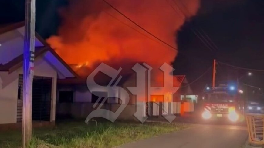 Vlammenzee verwoest garage en voertuigen: woning deels in as gelegd