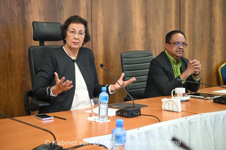 Eerste raadsvergadering nieuwe regering onder leiding Geerlings-Simons