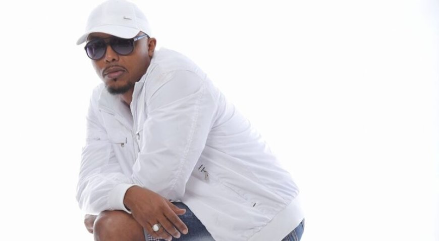 Artino Oldenstam keert terug met zwoele single ‘Gitara’