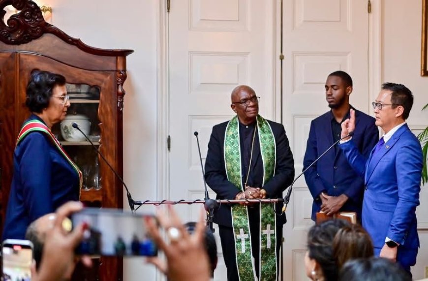 Stephen Tsang weer terug als minister