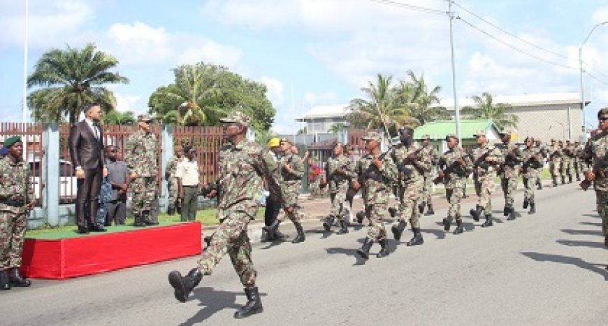 Ramsaran bezoekt Memre Buku Kazerne