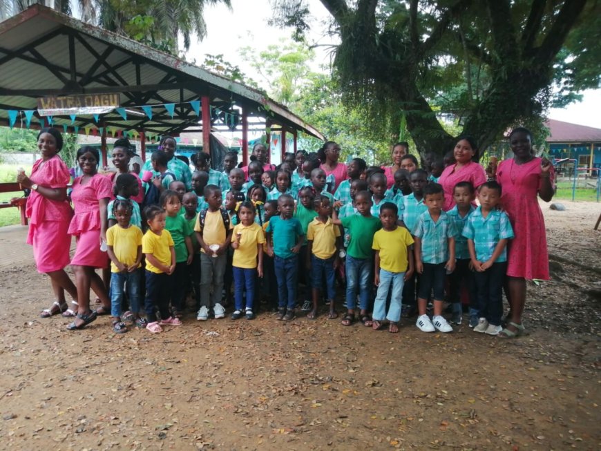 Jonge bezoekers uit Brokopondo in de Paramaribo Zoo
