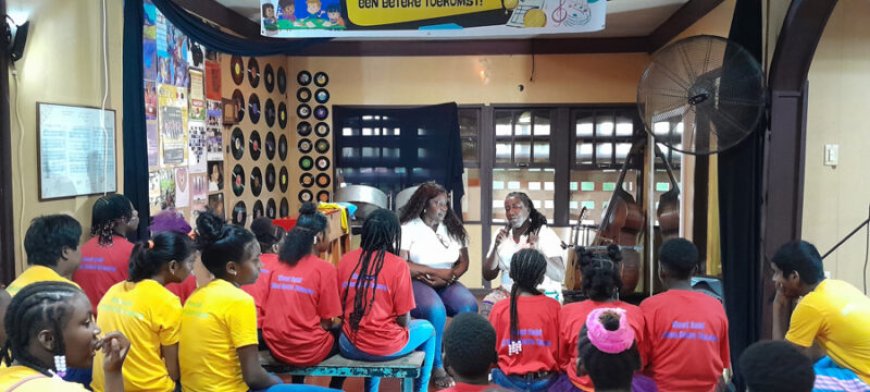 Pupillen kindertehuizen leren financiële vaardigheden via podiumkunst