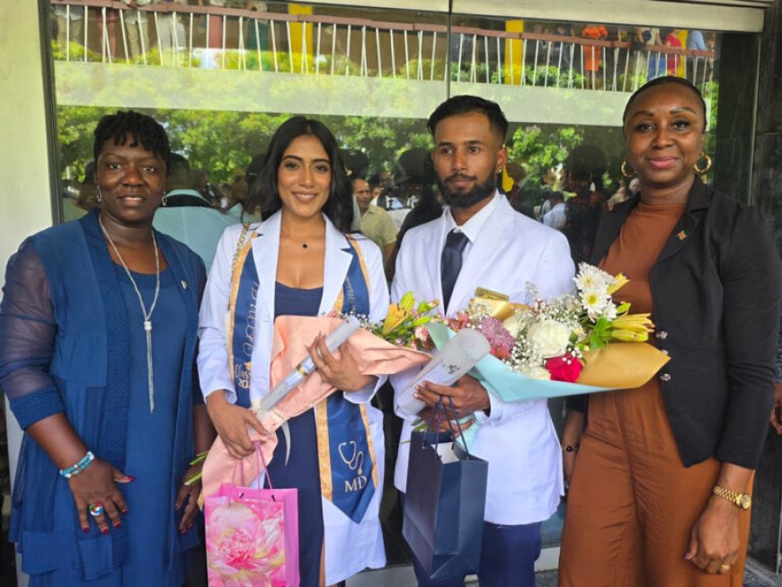 Vier Surinaamse geneeskundestudenten afgestudeerd op Cuba