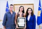 Dua Lipa krijgt Kosovaarse nationaliteit van president