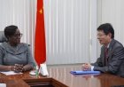 Minister van Financiën en Planning ontvangt ambassadeurs van China en Nederland