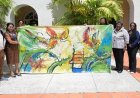 Surinaamse Carifesta-delegatie overhandigt schilderij aan premier Mottley