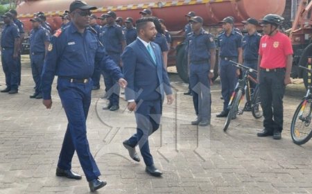 Minister Manorath bespreekt uitdagingen brandweer tijdens kennismakingsbezoek