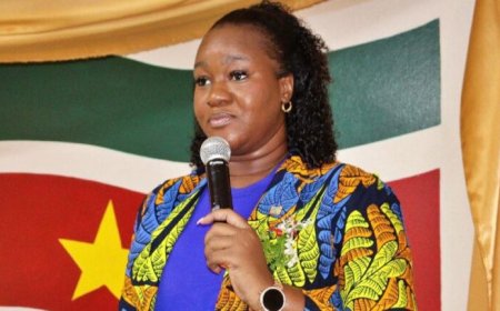 Minister Huur benadrukt morele plicht bij installatie nieuwe districts- en ressortraadsleden 