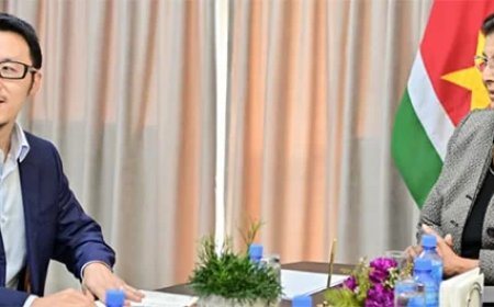 President Simons prijst economische bijdrage van Zijin Rosebel Gold Mines